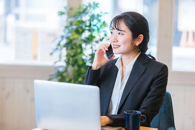 応募・お問い合わせをする女性